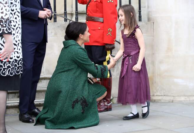 Meghan salue une fillette lors de sa visite à Canada House à Londres le 11 mars 2019