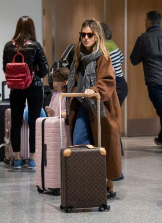 L'actrice et mannequin Sienna Miller a aussi craqué pour le manteau Tempo, associé ici aussi à du Louis Vuitton.