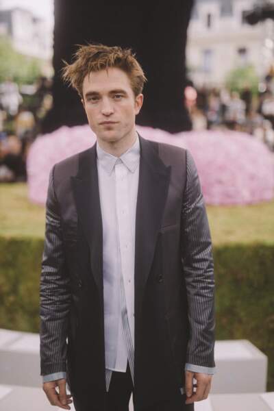 Robert Pattinson, élégant et mystérieux lors du défilé Dior Homme PE19.