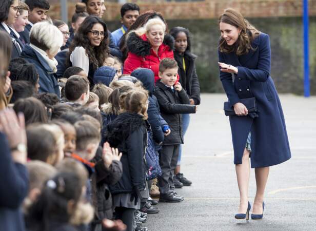 Le manteau bleu marine, porté par Kate Middleton le 10 janvier 2018 lors de sa visite de la Reach Academy à Londres