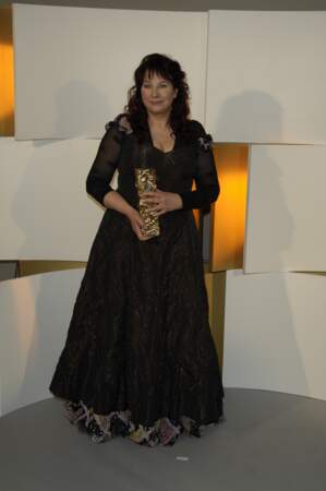 Yolande Moreau pose avec le César de la meilleure actrice, reçu pour son rôle dans "Que la mer monte..." (2005)