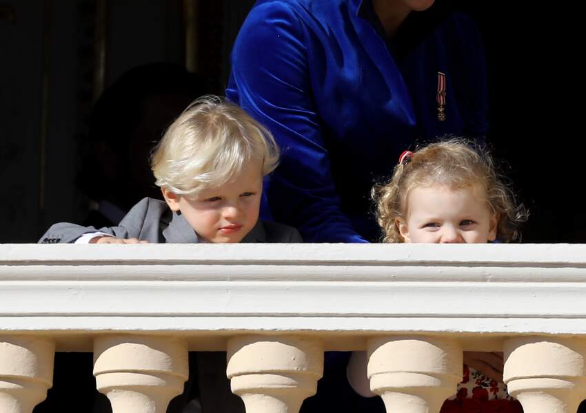 Jacques et Gabriella au balcon du palais lors de la fête nationale monégasque, le 19 novembre 2017