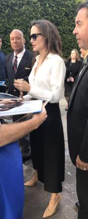 Angelina Jolie, amaigrie, signe des autographes devant la Academy of Motion Arts à Los Angeles