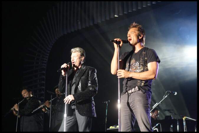 Johnny Hallyday et David Hallyday sur scène lors de la tournée "Tour 66" en 2009 à Monaco