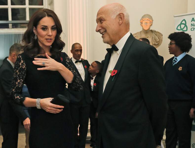 Kate Middleton sublime en robe noire longue et manches en dentelle