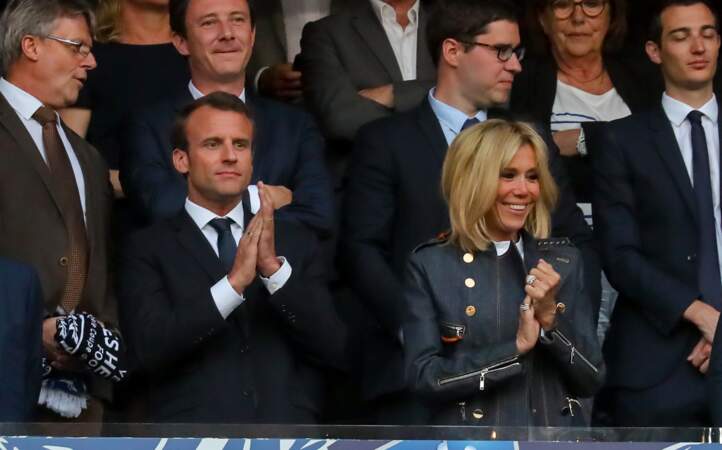 Brigitte Macron tout sourire aux côtés de son homme