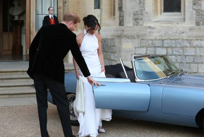 La nouvelle duchesse de Sussex monte à bord de la Jaguar Type E cabriolet