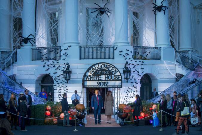 Donald et Melania Trump devant l'effrayante Maison Blanche 