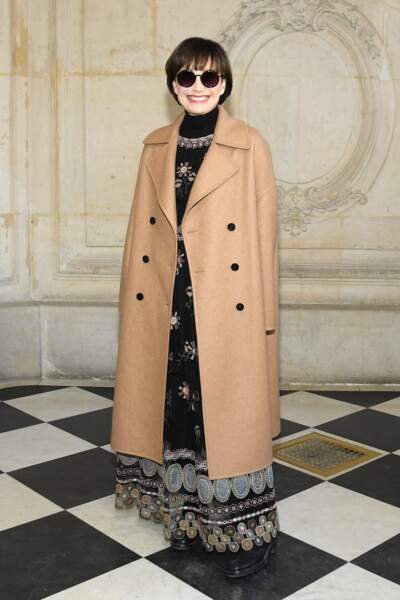 Kristin Scott Thomas est sculpturale habillée en Dior pour le défilé haute couture.