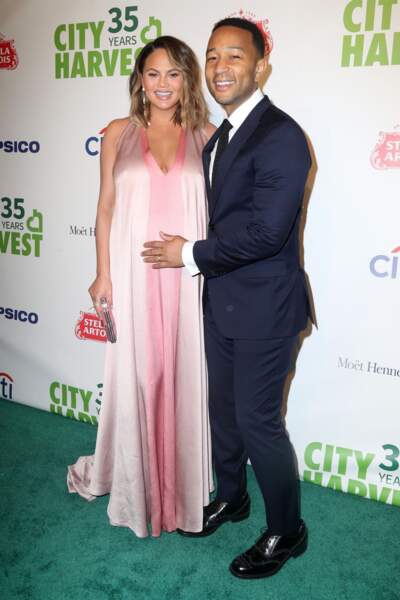 Chrissy Teigen enceinte et son mari John Legend au 35ème gala annuel City Harvest à New York, le 24 avril 2018