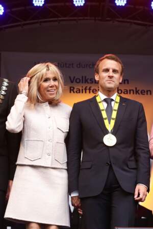 Brigitte Macron surprend en robe sorse poudrée façon Jackie Kennedy