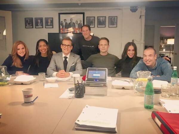 Meghan Markle et l'équipe de la série Suits sur le tournage de la saison 7 en novembre 2017
