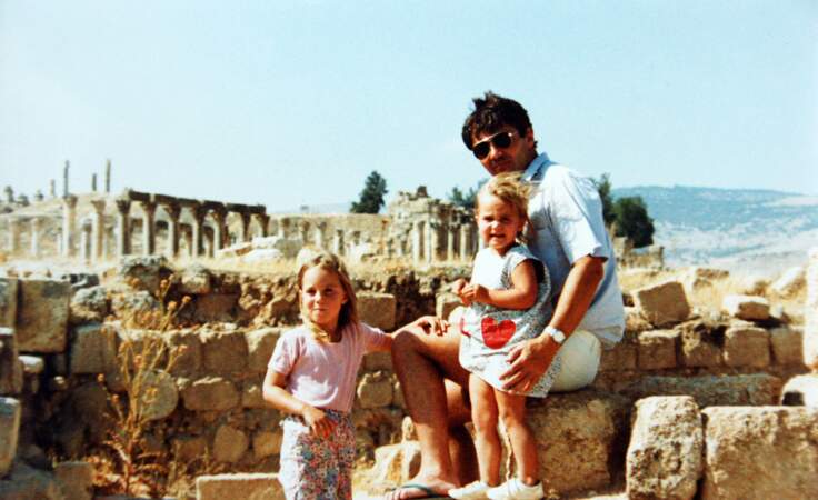 Kate et Pippa Middleton, avec leur père Michael, lors d'un séjour en Jordanie en 1986