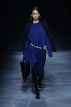 Givenchy utilise le bleu nuit pour une robe ceinturée et fendue au niveau du genou, le style de Meghan Markle.