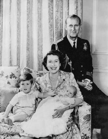 Elizabeth, Philip, Charles III et Anne dans le salon de Clarence House, le 9 janvier 1951, à Londres.