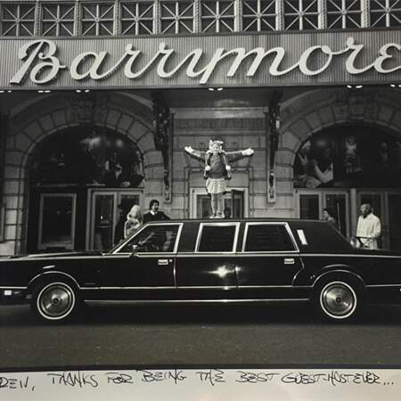 En 1982, Drew Barrymore devant le théâtre qui partage son nom