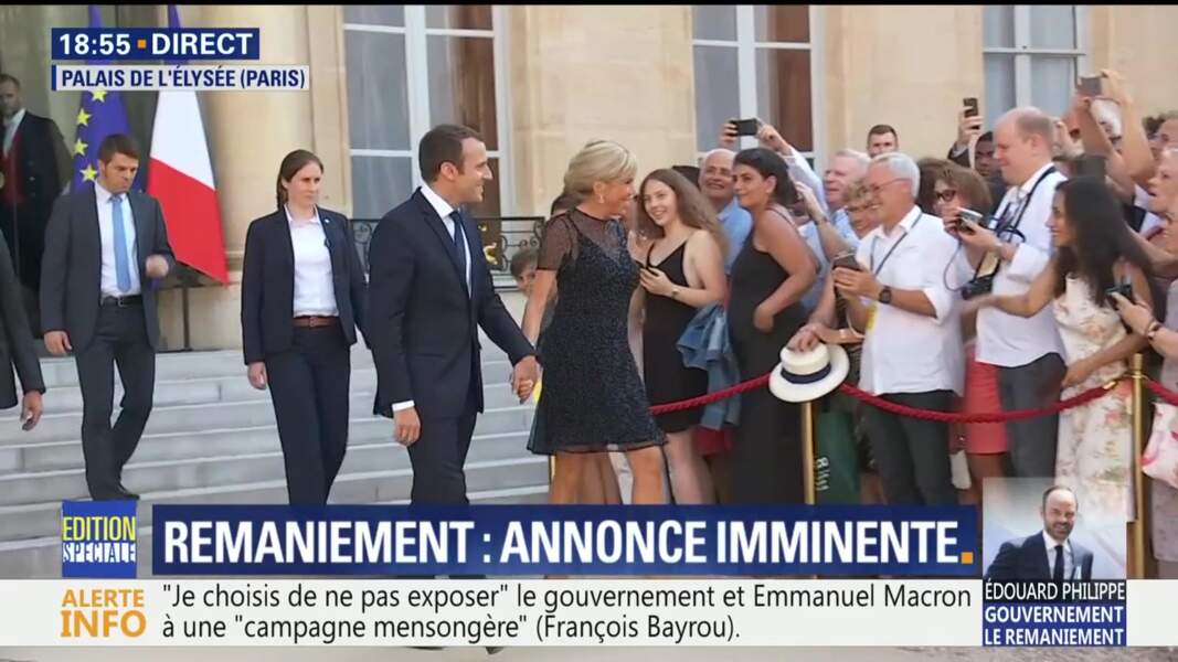 Brigitte Macron porte une robe norie courte avec un haut en dentelle