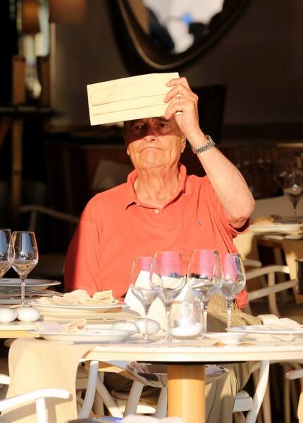 Jacques Chirac profite du soleil dans un restaurant à Saint-Tropez, le 10 aout 2012.