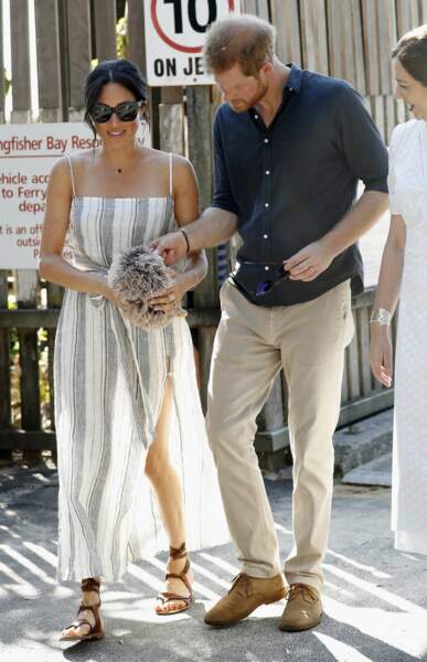 Meghan Markle et le prince Harry en balade à Bondi Beach à Sydney le 22 octobre 2018, la duchesse a reçu un cadeau