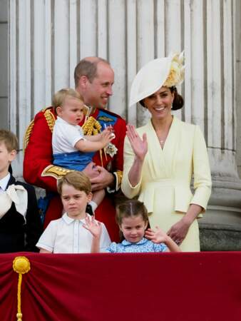 Le prince Louis suce son pouce au balcon de Buckingham