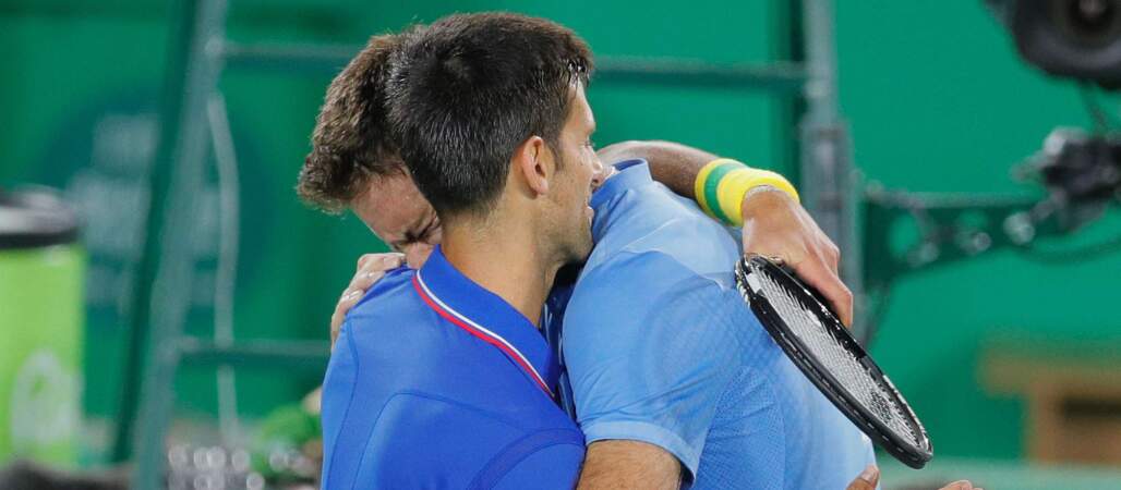 Juan Martin del Potro en larmes dans les bras de Novak Djokovic