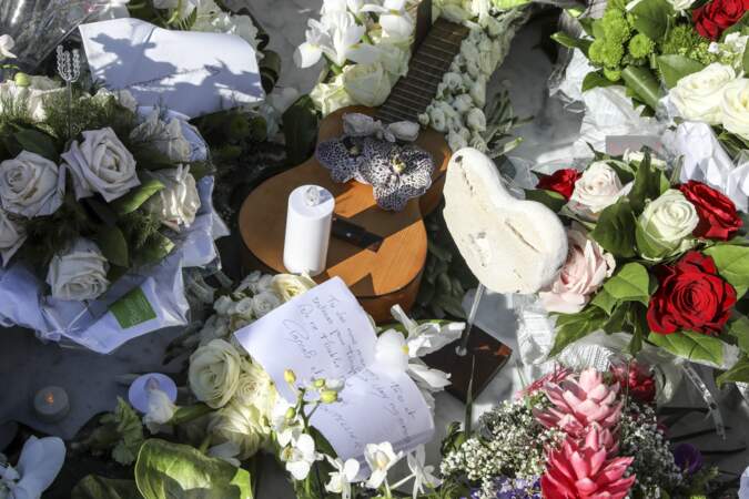 La tombe de Johnny Hallyday à Saint-Barthélémy décorée par ses fans