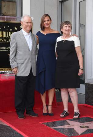 Jennifer Garner entre ses parents lors de l'inauguration de son étoile au Walk of Fame d'Hollywood