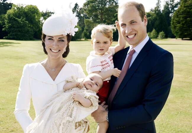 Charlotte de Cambridge, avec ses parents et son frère, digne descendante de Diana, a déjà ravi le coeur des Anglais
