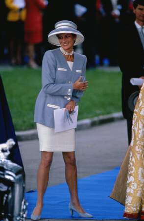 La princesse de Galles démocratise les ensembles colorés associés à des chapeaux oversize