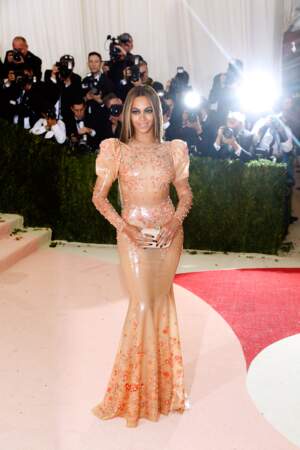 Beyoncé aime décidément l'effet sirène, avec cette chevelure lisse et cette robe ajustée évasée aux chevilles