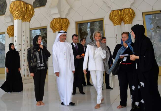 Brigitte Macron, voilée et très souriante à la grande mosquée Cheikh Zayed d'Abu Dhabi  le 9 novembre 2017
