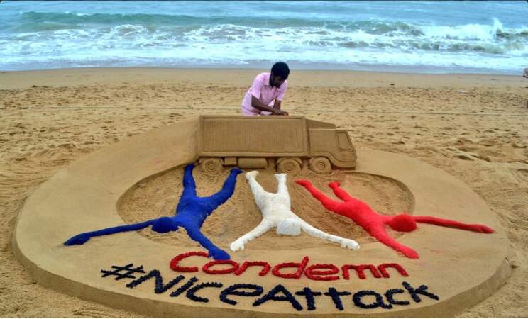 Sur une plage en Inde, l'artiste Sudarsan Pattnaik a rendu hommage aux victimes de l'attentat de Nice.