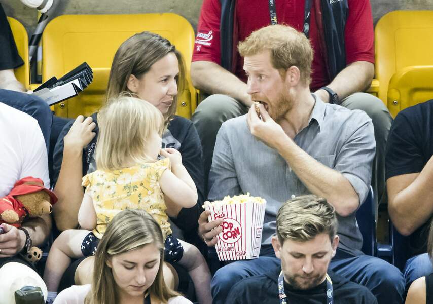 Le prince Harry s'amuse avec une petite fille lors des Invictus Games