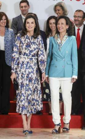 La reine Letizia d'Espagne arborait un look printanier en robe Sandro imprimée