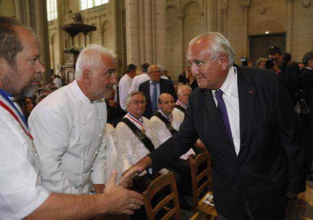 Guy Savoy et Jean-Pierre Raffarin aux obsèques de Joël Robuchon à la cathédrale Saint-Pierre de Poitiers le 17 août
