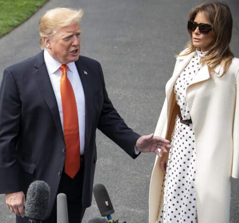Sur la pelouse de la Maison-Blanche, Melania Trump tout en blanc en robe à pois et manteau immaculé