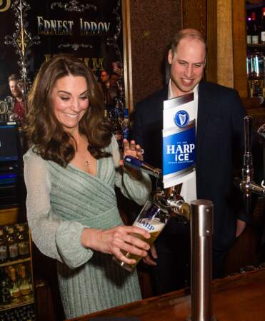 Kate Middleton manie la tireuse à bière comme une pro
