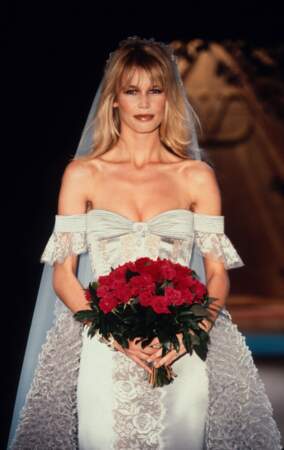 Claudia Schiffer en mariée pour Valentino Haute-Couture printemps-été 1995