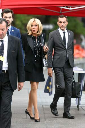 Brigitte Macron en robe noire à zip sur le devant