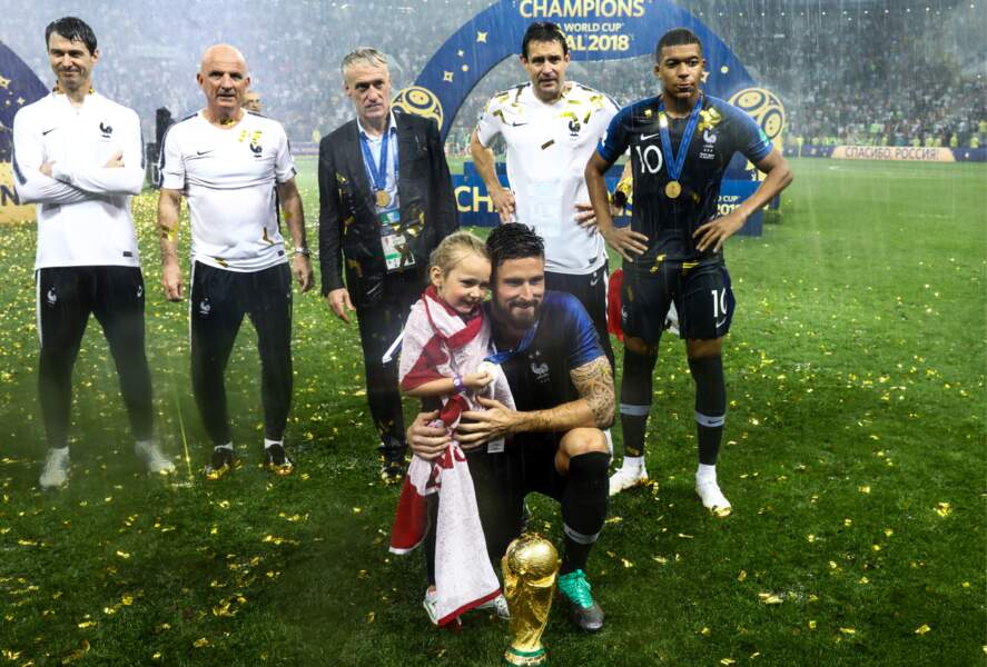 Olivier Giroud prend la pose avec sa fille Jade et la Coupe du monde, après la victoire des Bleus