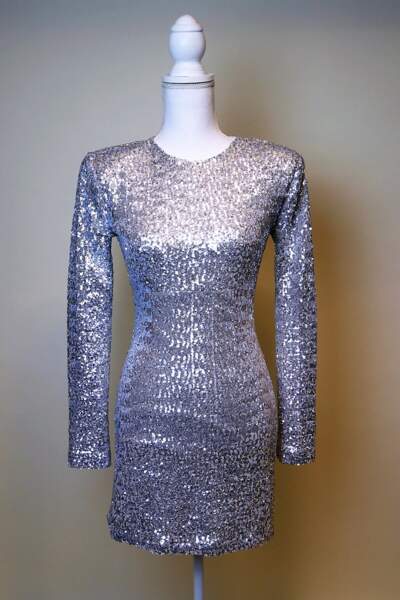 Les sequins : des détails qui forment la robe argentée de Jenifer, en vente sur Ebay à partir du 10 décembre 2018.