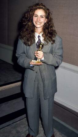 En 1990, Julia Roberts casse les conventions dans un costume Giorgio Armani XXL 