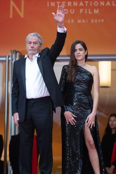 Anouchka Delon et Alain Delon posent devant la foule avant la remise de la Palme d'honneur à Cannes, le 19 mai 2019