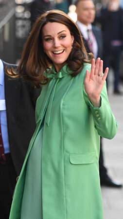 Kate Middleton radieuse à Londres en tenue vert pomme