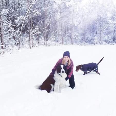 Sheryl Crowe profite d'une accalmie avec ses deux chiens