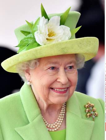 Elizabeth II : une tenue printannière en hiver pour accueillir le Président colombien...Sa Majesté se fiche bien de la météo ! 