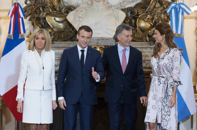 Brigitte Macron prend la pose en blanc chic
