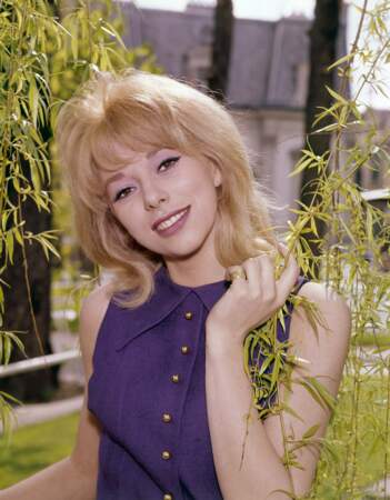 Mireille Darc, symbole des sixties avec son make-up coloré et ses cheveux blonds, dans les années 60