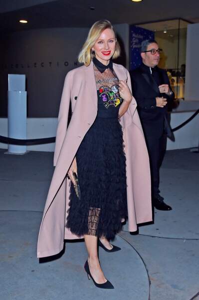 Naomi Watts en long manteau rose au gala international Guggenheim à New York, le 16 novembre 2017
