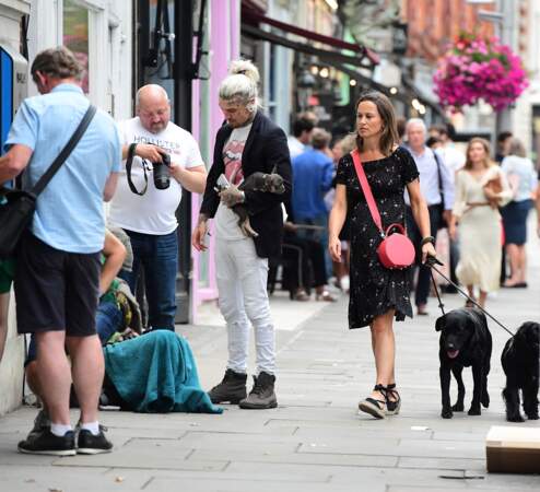 Pippa Middleton affiche son baby bump dans les rues de Londres le 19 juillet 2018